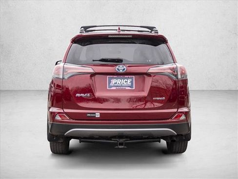 Used 2018 Toyota RAV4 LE image 6