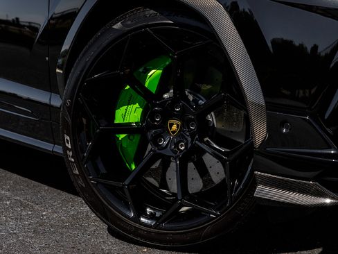 Used 2024 Lamborghini Urus Performante AWD/4WD image 24