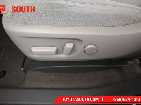 Used 2014 Toyota Sienna LE AWD/4WD image 19