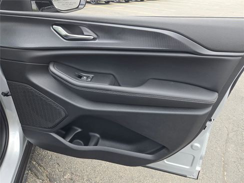 Used 2025 Jeep Grand Cherokee L Laredo image 6