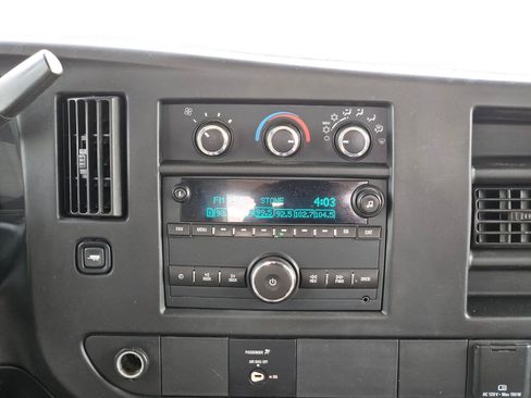 Used 2015 Chevrolet Express 3500 Extended image 14