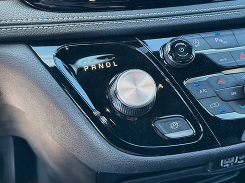 Used 2025 Chrysler Pacifica Select FWD image 17