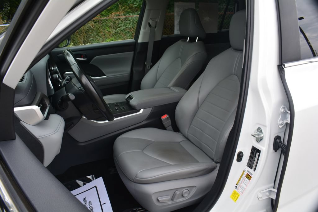 Used 2023 Toyota Highlander XLE AWD/4WD image 10