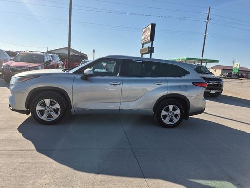 Used 2021 Toyota Highlander LE image 9
