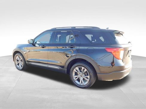 Used 2023 Ford Explorer XLT w/ Equipment Group 202A AWD/4WD image 8