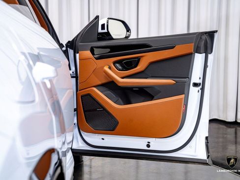 Used 2025 Lamborghini Urus SE image 37