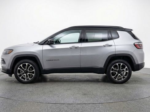 Used 2025 Jeep Compass Trailhawk image 5