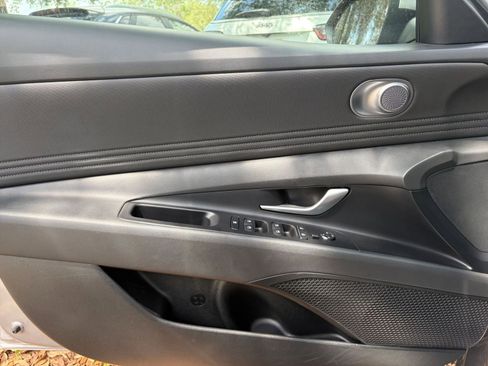 Used 2025 Hyundai Elantra SEL FWD image 18