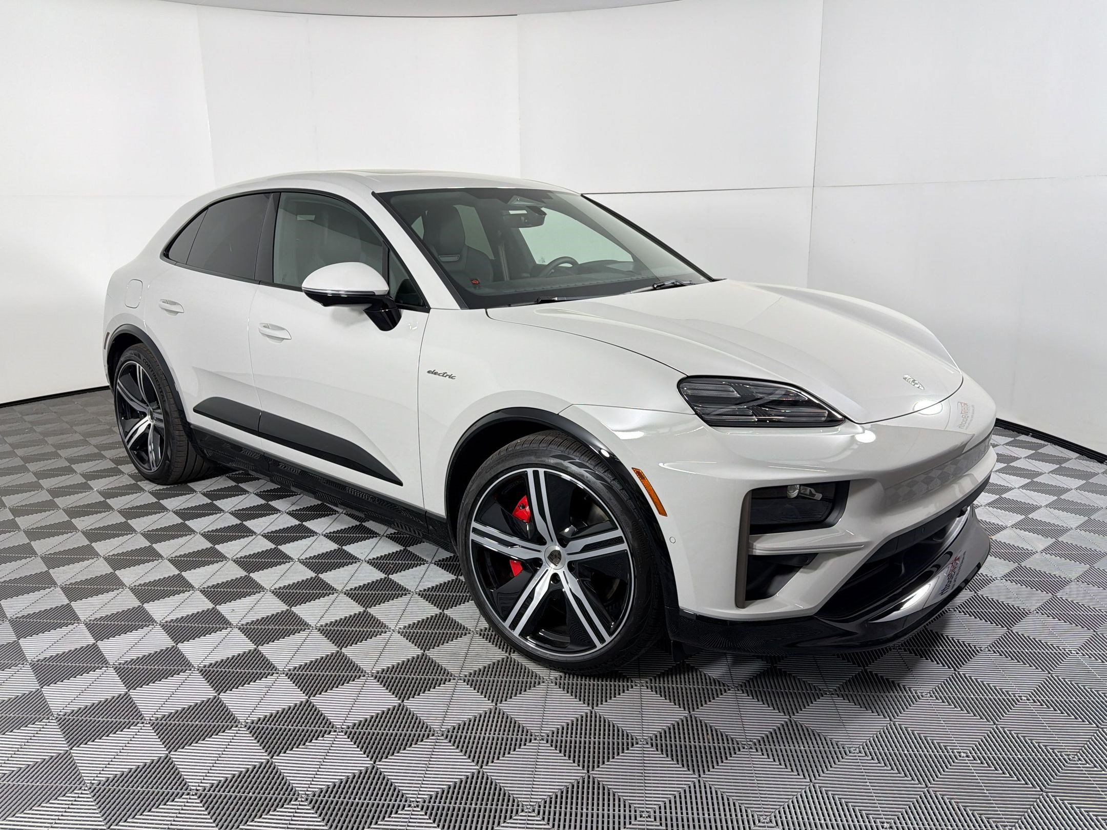 Used 2026 Porsche Macan Turbo Electric AWD/4WD image 7