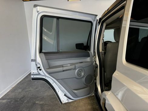 Used 2007 Jeep Commander Sport AWD/4WD image 23
