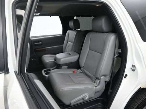 Used 2017 Toyota Sequoia Platinum AWD/4WD image 28
