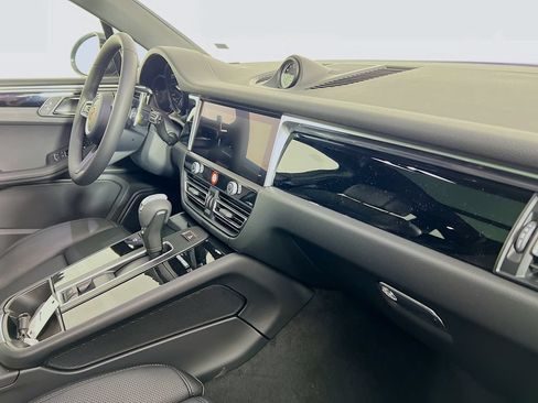 Certified 2026 Porsche Macan AWD/4WD image 31