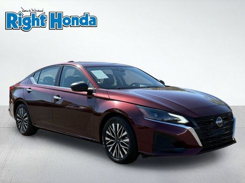 Used 2025 Nissan Altima 2.5 SV FWD image 10