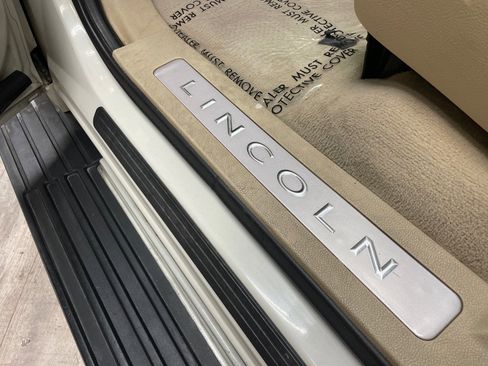 Used 2006 Lincoln Navigator Ultimate image 17