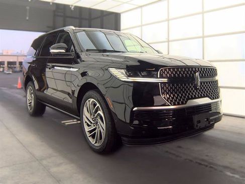 Used 2025 Lincoln Navigator Reserve AWD/4WD image 3