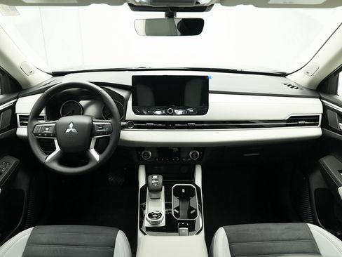 New 2025 Mitsubishi Outlander SE image 24