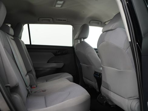Used 2020 Toyota Highlander LE image 12