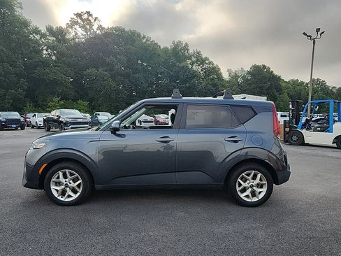 Used 2022 Kia Soul LX w/ Technology Package FWD image 2