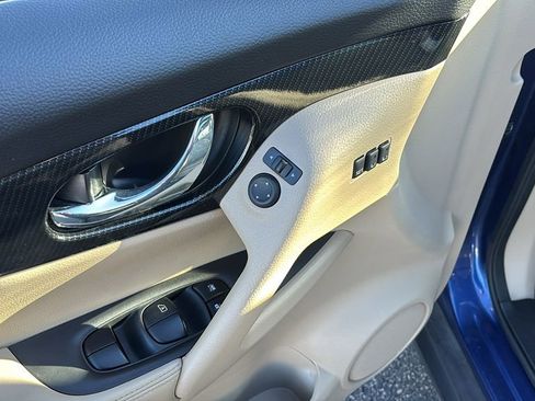 Used 2018 Nissan Rogue SL w/ Premium Package image 14