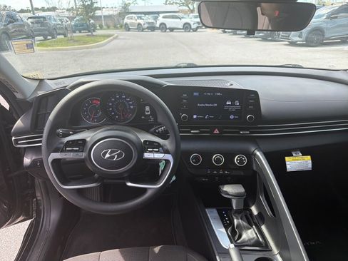 Used 2021 Hyundai Elantra SE w/ Preferred Accessory Package image 23