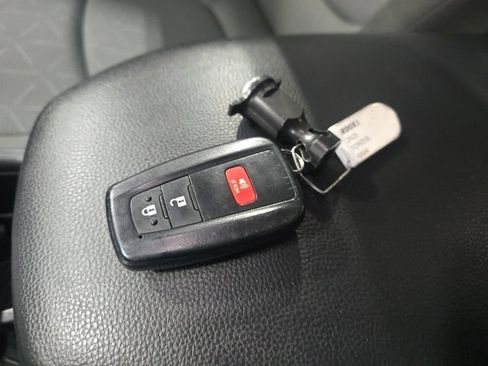 Used 2025 Toyota RAV4 XLE AWD/4WD image 22