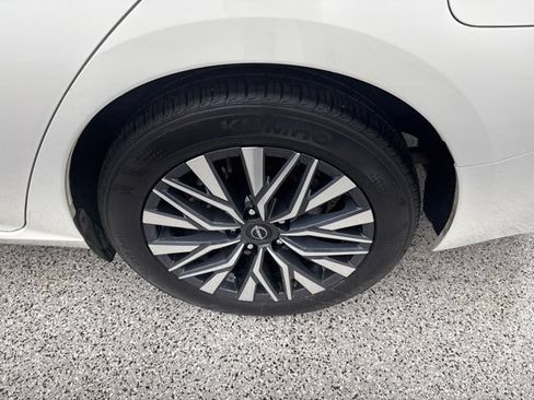 Used 2025 Nissan Altima 2.5 SV FWD image 12