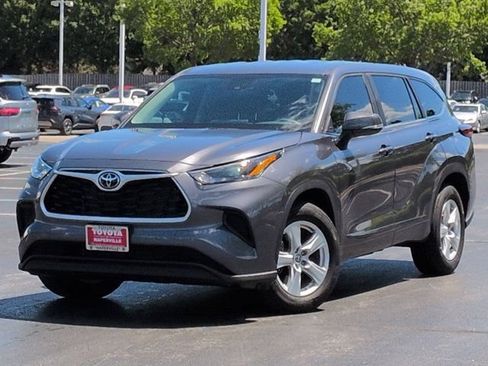 Used 2023 Toyota Highlander L FWD image 2
