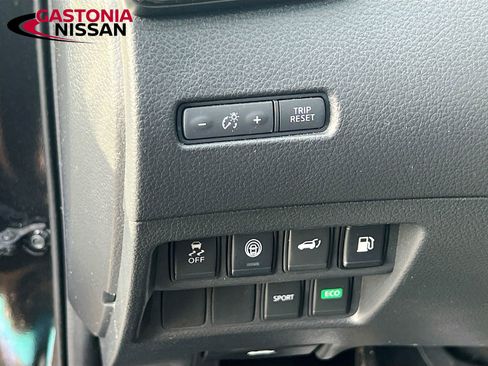 Used 2020 Nissan Rogue SV image 13