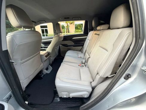 Used 2016 Toyota Highlander Plus FWD image 11