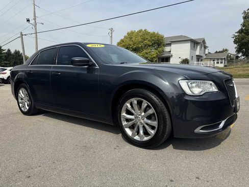 Used 2018 Chrysler 300 Touring image 4