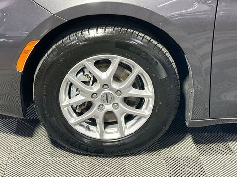 Used 2023 Chrysler Pacifica Touring-L image 12