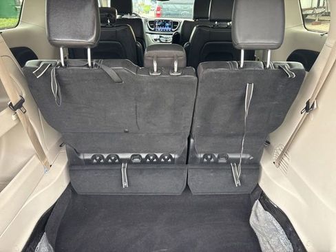 Used 2022 Chrysler Pacifica Touring-L FWD image 11