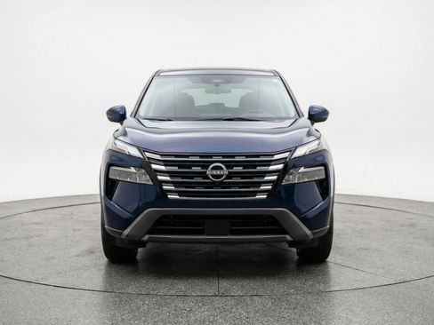 Used 2025 Nissan Rogue SV image 2