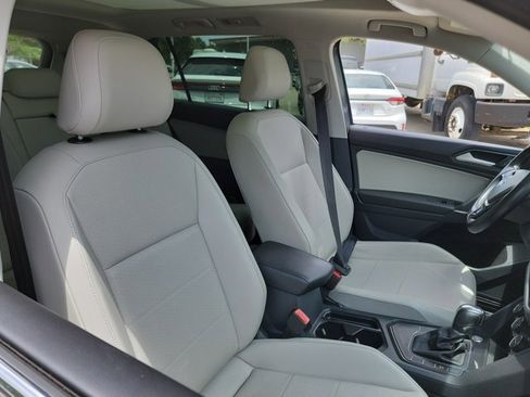 Used 2018 Volkswagen Tiguan SE w/ Panoramic Sunroof Package FWD image 15