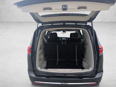 Used 2024 Chrysler Pacifica Touring-L FWD image 7