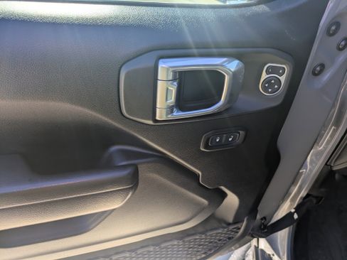 Used 2021 Jeep Gladiator Willys image 9