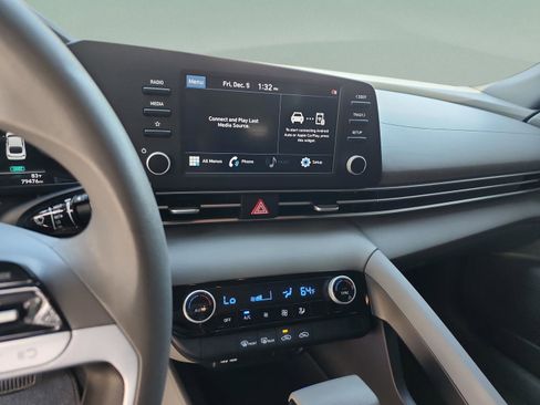 Used 2021 Hyundai Elantra SEL image 11