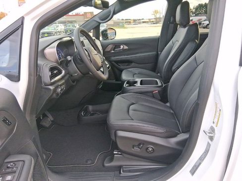 New 2026 Chrysler Pacifica Select image 13