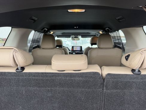 Used 2021 Toyota Sienna XLE w/ XLE Plus Package FWD image 13