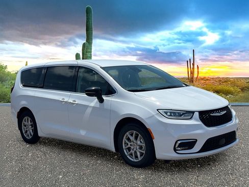Used 2024 Chrysler Pacifica Touring-L FWD image 7