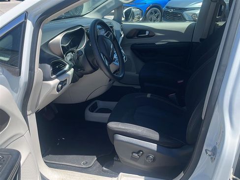 Used 2022 Chrysler Voyager LX FWD image 8