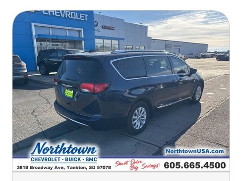 Used 2018 Chrysler Pacifica Touring-L image 5