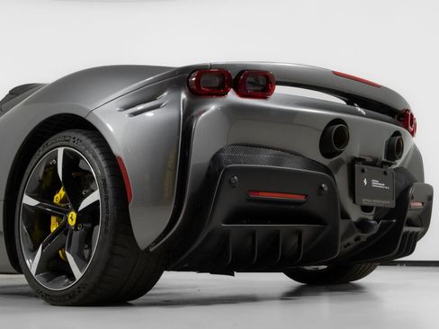 Used 2022 Ferrari SF90 Spider image 19