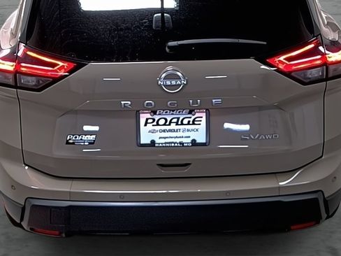 Used 2024 Nissan Rogue SV AWD/4WD image 11