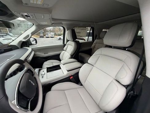 New 2025 Lincoln Navigator Reserve image 13