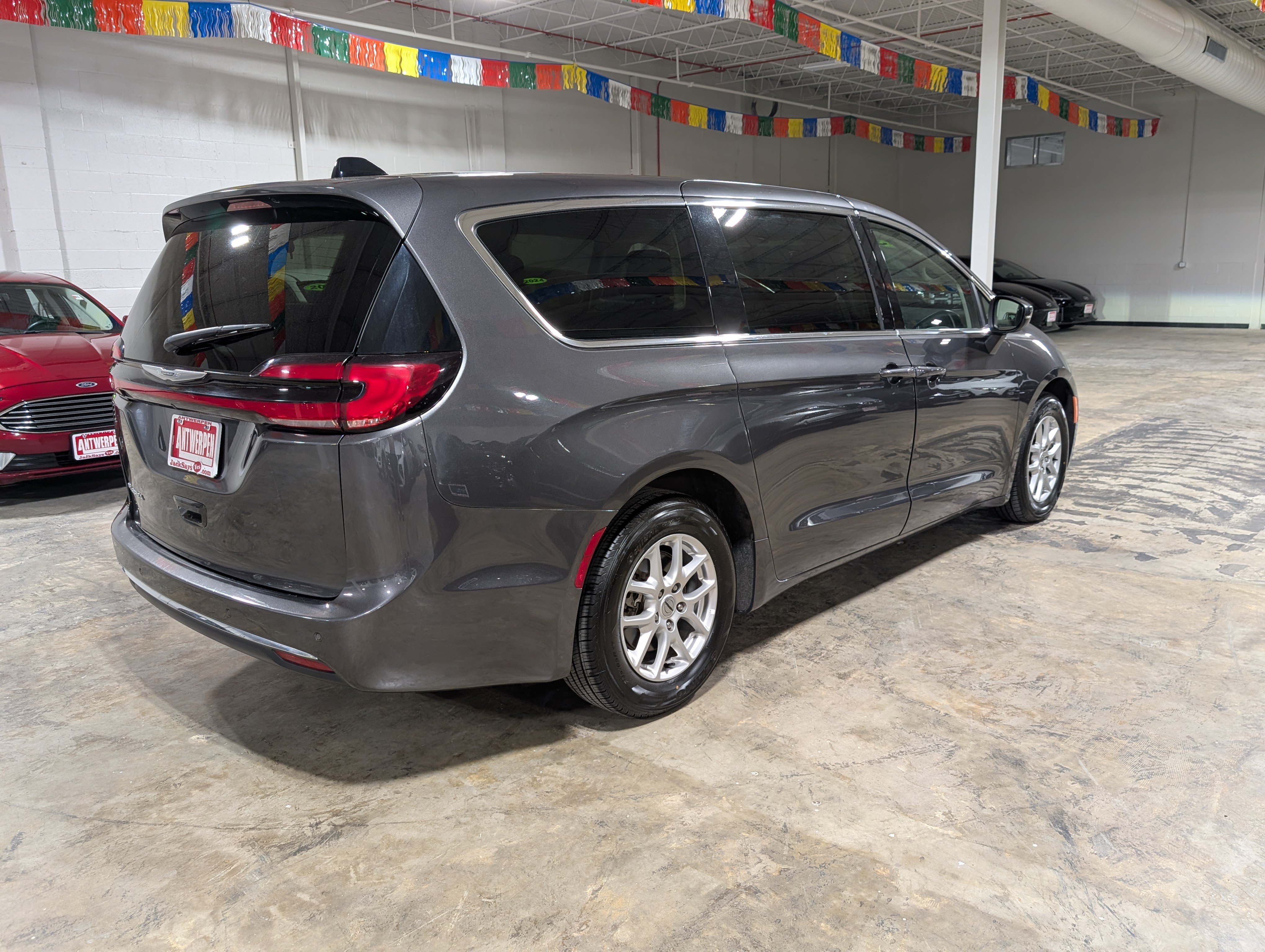 Used 2023 Chrysler Pacifica Touring-L FWD image 3