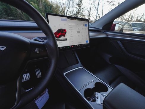 Used 2024 Tesla Model Y Performance image 24