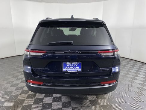 Used 2023 Jeep Grand Cherokee Limited w/ Black Appearance Package AWD/4WD image 9