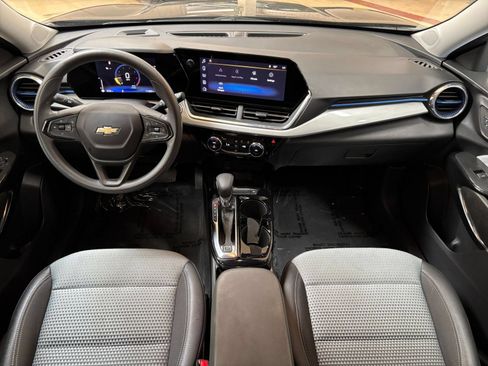Used 2025 Chevrolet Trax LT FWD image 32