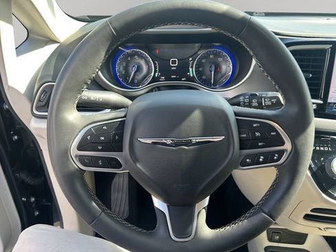 Used 2023 Chrysler Pacifica Touring-L FWD image 36